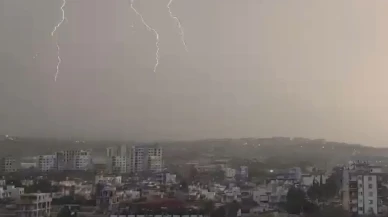 Hatay'ın İskenderun ilçesinde yıldırım düşme anı cep telefonu kamerasına yansıdı