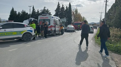 Balıkesir'de iki otomobilin kafa kafaya çarpışması sonucu 3 kişi hafif yaralandı