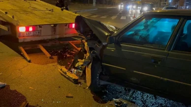 Kayseri'de kavşakta çarpışan otomobil karşı yola geçti, 2 kişi yaralandı