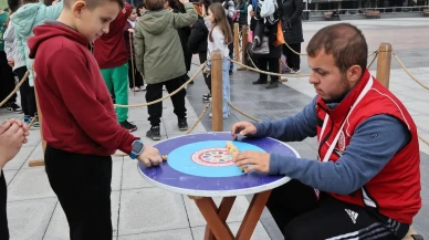 Manisa'da Geleneksel Oyunlar Tırı binlerce çocuğa tarihi oyunları öğretti.