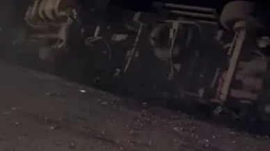 Sakarya'nın Kaynarca ilçesinde kontrolden çıkan kamyon elektrik direğine çarparak devrildi