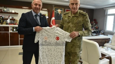 Erzurum'da Gençlik ve Spor İl Müdürü Levent Çakmur, 9’uncu Kolordu Komutanı Osman Akyıldız’a
