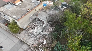 Samsun'un Atakum ilçesinde metruk binaların yıkım çalışmaları başladı.