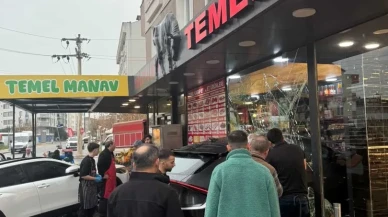 Kocaeli'nin Çayırova ilçesinde kontrolden çıkan araç şarküteriye daldı ve kıl payı kurtuluş kamerada