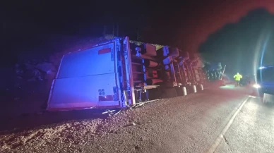 Mersin'in Mut ilçesinde devrilen tırın sürücüsü hayatını kaybetti