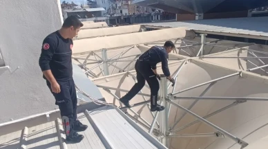 Antalya'nın Manavgat ilçesinde pazar yerinin çatısında mahsur kalan kedi itfaiye ekipleri tarafından kurtarıldı