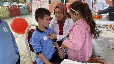 Manisa'nın Alaşehir ilçesinde öğrencilere uygulamalı sağlık eğitimi verildi