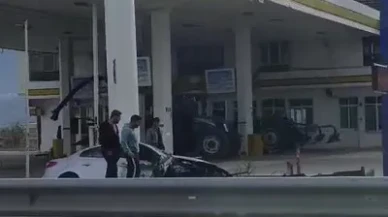 Denizli'de refüjden karşıya geçmeye çalışan traktöre otomobil çarptı