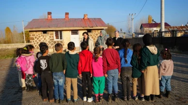 Muş'ta bin çocuğa Almanya'dan gönüllüler tarafından kışlık kıyafet yardımı yapıldı