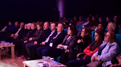 Osmangazi Belediyesi 'duvarların ötesi' oyununu sanatseverlerle buluşturdu