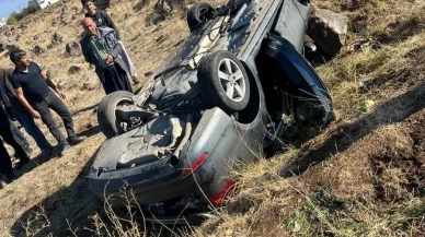 Şanlıurfa'nın Siverek ilçesinde takla atan otomobilde aynı aileden 4 kişi ağır yaralandı