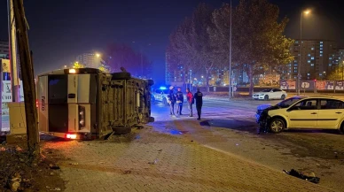 Kayseri'de otomobilin servise çarpmasıyla araç devrildi ve 2 sürücü yaralandı