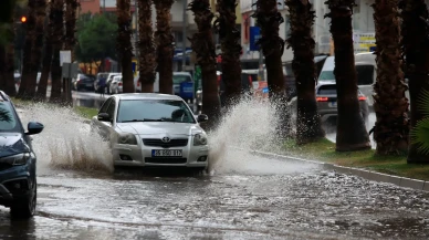 Antalya'da şiddetli yağış ve yıldırımlar nedeniyle cadde ve sokaklar su altında