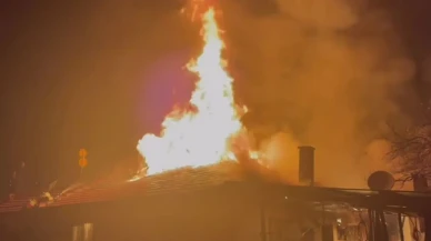 Manisa'nın Kula ilçesinde gece çıkan yangında 2 kişi yaralandı