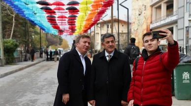 Erzincan'da rengârenk şemsiyelerle süslenen sokak vatandaşların ilgisini çekiyor