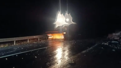 Şırnak'ta şiddetli yağış sonrası dağdan kopan kayalar yolu trafiğe kapattı