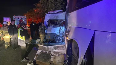 İzmir'in Kemalpaşa ilçesinde iki işçi servisi çarpıştı, 15 kişi yaralandı