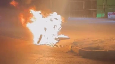 Denizli'de elektrikli motosikletini yakarak karşısına oturup yangını izledi