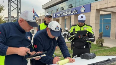 Arnavutköy’de sürücü trafikten kaçmak için kaldırıma çıktı