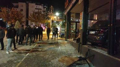 Şanlıurfa'da kontrolden çıkan otomobil yeni dönerci dükkanına girdi