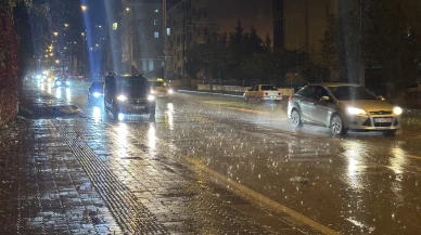 Edirne'de aniden bastıran sağanak yağış hayatı olumsuz etkiledi