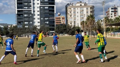 Mersin'de takımlar şehitleri anmak için sahaya Türk bayraklarıyla çıktı