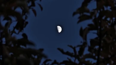 Bitlis'te gün batımında gökyüzünde yarım ay görsel şölen sundu