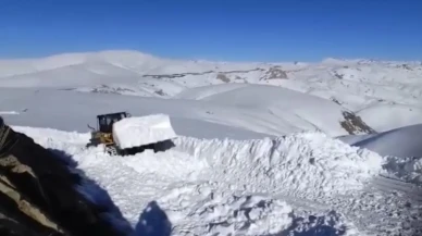 Şırnak'ın Beytüşşebap ilçesinde kar kalınlığı 1 metreyi geçti ekipler gece gündüz çalışıyor