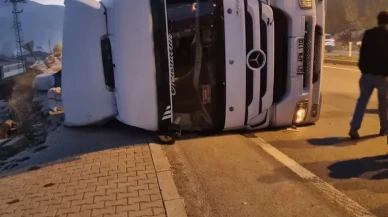 Bingöl'de saman yüklü kamyonun devrilmesi sonucu yol trafiğe kapatıldı