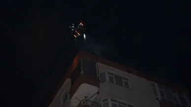 Bafra'da 7 katlı binanın çatısında çıkan yangın itfaiye ekipleri tarafından kontrol altına alındı