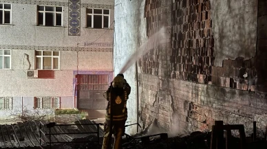 İstanbul'da Küçükçekmece'deki geri dönüşüm tesisi yangında tamamen kül oldu