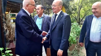 Edremit’te bakkallar odası 20 yılını tamamlayan esnafları plaketle ödüllendirdi