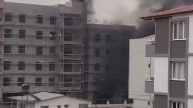 Hatay'da inşaat alanında çıkan yangında iskelede mahsur kalan işçilerin anları kameraya yansıdı