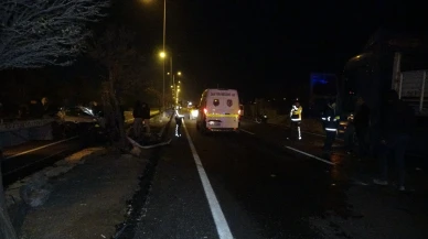 Kilis'te park halindeki tıra çarpan otomobil hurdaya döndü: 2 yaralı