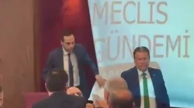 Sakarya'da belediye meclis toplantısında başkan yardımcısı ile CHP'li üye arasında arbede yaşandı
