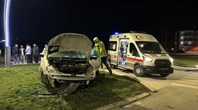 Boluda kontrolden çıkan otomobil refüje çarptı maddi hasar oluştu