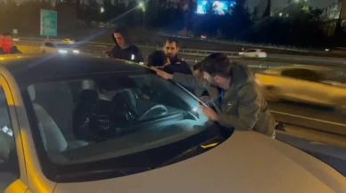 İstanbul'da otoyolda uyuyan adam itfaiye tarafından cam kırılarak uyandırıldı