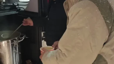Diyarbakır'da karda mahsur kalanlara sıcak çorba ikram edildi