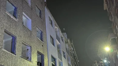 Zeytinburnu'nda kentsel dönüşüm binasının çatısından düşen beton parçaları 3 aracı hurdaya çevirdi