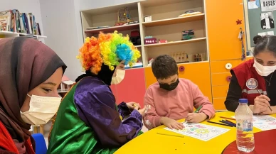 hastanede tedavi gören çocuklara üniversitelilerden moral desteği