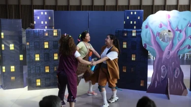 Denizli'de 'Dünyadaki Son Çiçek' oyunu miniklerden büyük beğeni topladı