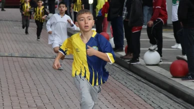 Manisa'da öğrencilerin katıldığı Atatürk Kır Koşusu düzenlendi