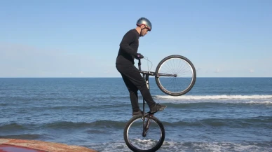 Ordu'da bisiklet tutkunu genç sahildeki kayalıklarda nefes kesen gösteri yaptı