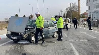 Karaman'da otomobillerin çarpışması sonucu 3 kişi yaralandı