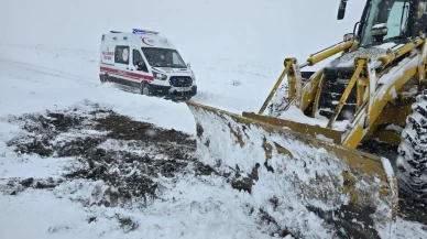 Van'da kar yağışı nedeniyle hasta kepçeyle ambulansa taşındı