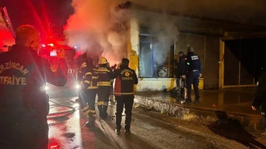 Erzincan'da gece yarısı çıkan iş yeri yangınında kepenkler ve camlar kırılarak müdahale edildi