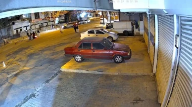 Otomobilin çarptığı motokurye yaralandı, kaza anı kamerada