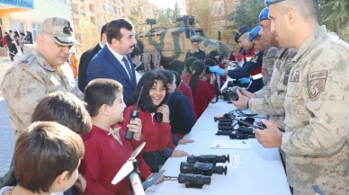 Kilis'te jandarma öğrencilere yerli savunma sanayi araçlarını tanıttı
