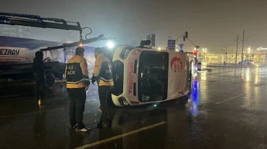 Kocaeli'de panelvan ile çarpışan ambulans devrildi, 6 kişi yaralandı