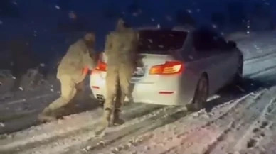 Muş-Bulanık yolunda kar yağışı nedeniyle mahsur kalan araçlar jandarma tarafından kurtarıldı